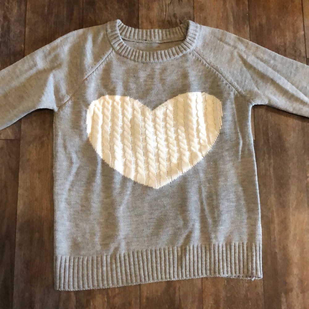 NWOT Nero Moda S Gray with White Heart Sweater